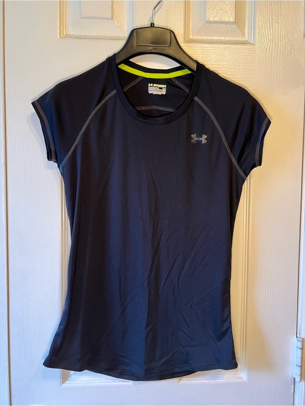 Under Armour Black Women's Short-Sleeve Semi-Fitted Performance Tee